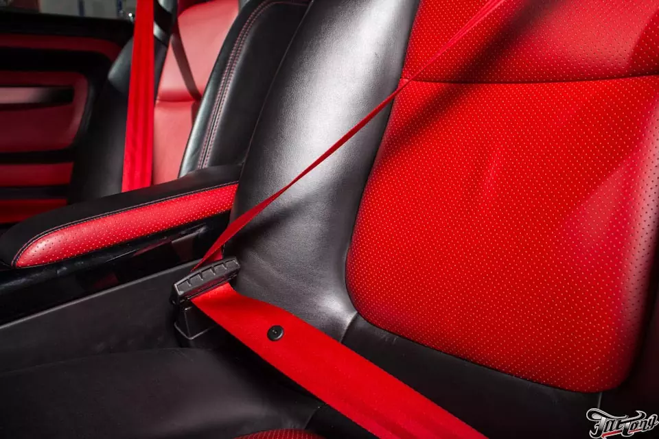 Chevrolet SSR. Частичная шумоизоляция, замена акустики, красные ремни безопасности и подсветка салона.
